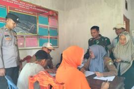 Dukung Program Pemerintah Desa, Bhabinkamtibmas Polsek Kaur Selatan Monitoring Pembagian BLT-DD