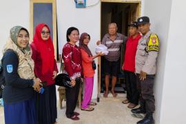 Bersinergi dengan Camat, Bhabinkamtibmas Polsek Ketahun Pantau Kegiatan Pembagian Makanan Untuk Lansia