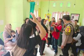 Upaya Pencegahan Stunting, Bhabinkamtibmas Polsek Air Besi Dampingi Kegiatan Posyandu 