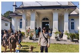 Personel Polsek Padang Jaya Laksanakan Pengamanan Ibadah Mingguan di Gereja 