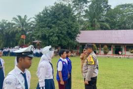 Bhabinkamtibmas Polsek Padang Jaya Lantik Siswa SMPN 02 Jadi Anggota PKS