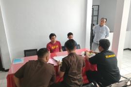 Unit Reskrim Polsek Ketahun Serahkan Tersangka Pencurian dan Barang Bukti Ke Kejaksaan Negeri Bengkulu Utara