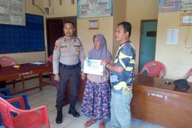 Dukung Kelancaran Program di Desa, Bhabinkamtibmas Monitoring Pembagian BLT-DD di Desa Suka Bandung