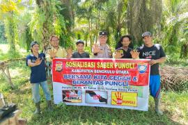 Bhabinkamtibmas Polsek Padang Jaya Sosialisasi Pungli di Desa Marga Jaya