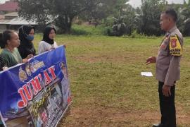 Di Desa Padang Jaya, Bhabinkamtibmas Jumat Curhat Bersama Warga   