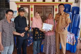 Bhabinkamtibmas Polsek Padang Guci Hulu, Monitoring Pembagian BLT-DD Tahap III di Desa Coko Betung 