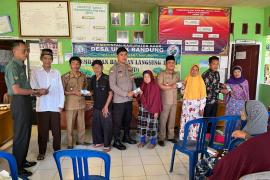 Bhabinkamtibmas Monitoring Pembagian BLT-DD Tahap III di Desa Ulak Bandung Kecamatan Muara Sahung 
