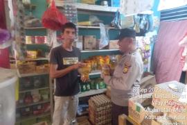 Cegah Pedagang Nakal, Polsek Maje Cek Ketersedian Minyak Goreng dan Sampaikan Imbaun kepada Pedagang 
