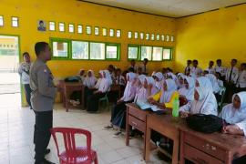 Police Go To School di MTS 05 Kaur, Bhabinkamtibmas Ajak Siswa dan Guru Jaga Keamanan dan Ketertiban