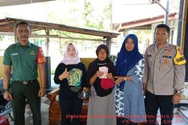 Bhabinkamtibmas Polsek Kaur Selatan Monitoring Pembagian BLT-DD Tahap III di Desa Jembat Dua 
