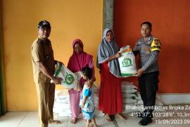 Polsek Maje Monitoring Penyaluran Penggantian Penerima Bnatuan Beras di desa Tanjung Baru