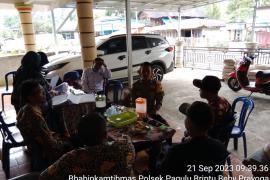 Sampaikan Imbauan Kamtibmas, Polsek Padang Guci Hulu Sambangi Tokoh Masyarakat di Desa Cuko Betung 