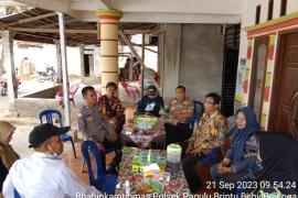 Polsek Padang Guci Hulu Laksankan Monev Pengunaan Dana Desa dan ADD Tahun 2023 du Desa Cokoh Betung