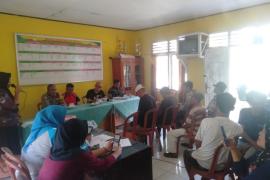 Personel Polsek Air Besi Pantau Penyaluran BLT DD Desa Pukur