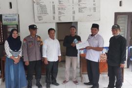 Datangi Penyaluran BLT DD di Desa Jati Mulyo, Bhabinkamtibmas Sampaikan Imbauan Terkait Kamtibmas 