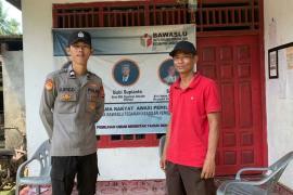 Personel Polsek Padang Guci Hulu Sambangi Sekertariat Panwascam, Sampaikan Imbauan Kamtibmas
