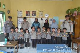 Polsek Maje Police Go To School di TK Negeri Sinar Pagi 