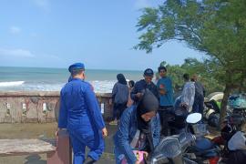 Sambang Dialogis Sat Polairud di Pantai Wisata Pasar Bawah, Mengimbau Wisatawan Untuk Tidak Mandi Ditepi Pantai  