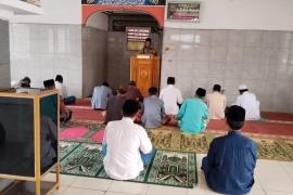 Bhabinkamtibmas Sampaikan Khotbah Jumat di Masjid Al Falah Desa Ulak Lebar 