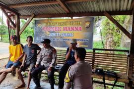 Perkuat Sinergitas Polisi Dengan Masyarakat, Polsek Manna Gelar Jumat Curhat Dengarkan Keluhan Warga Binaan 