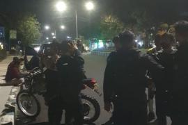Patroli, Personel Polsek Ratu Agung Lakukan Penertiban Pemuda yang Nongkrong dan Mabukan-Mabukan di Pinggir Jalan 