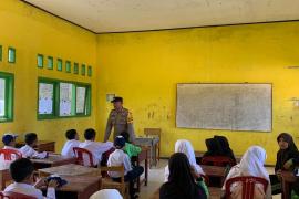 Sambangi MTS 05 Kaur, Personel Polsek Tanjung Kemuning Sosialisasikan Kenakalan Remaja kepada Pelajar