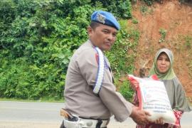 Program Selasa Berbagi, Polsek Tanjung Kemuning Bagikan Sembako di Desa Selika II
