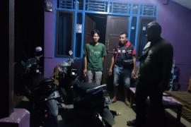 Polsek Padang Jaya Patroli Malam Ingatkan Warga yang Parkir Motor di Luar Rumah