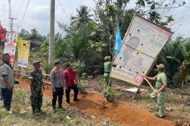 Kapolsek Ketahun Lakukan Pengamanan Penertiban APK Pemilu Tahun 2024 Oleh Panwascam