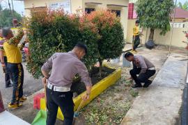 Jaga Kebersihan Mako, Kapolsek Ketahun dan Personel Polsek Ketahun Laksanakan Kurvei Bersama