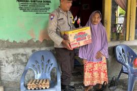 Warga Selasih, Terima Bantuan Sembako Dari Polsek Kaur Selatan  