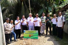 Bhabinkamtibmas Polsek Ketahun Kawal Penentuan Titik Nol Pembangunan Sumur Bor