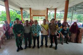 Bhabinkamtibmas Polsek Air Besi Hadiri Penyaluran BLT-DD di Desa Pasar Bembah