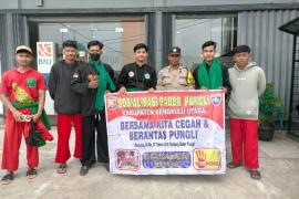 Bhabinkamtibmas Polsek Ketahun Sosialisasikan Program Saber Pungli Pada Warga