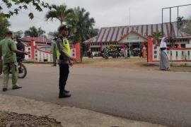 Personil Polsek Padang Jaya Laksanakan Pengamanan Dan Pengaturan Lalu Lintas Saat Pengamanan Acara Pernikahan Warga