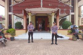 Agar Berlangsungnya Ibadah Dengan Aman, Personil Polsek Ketahun Lakukan Pengamanan Di Gereja