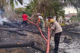 LAHAN PERKEBUNAN KARET MILIK WARGA TERBAKAR , TNI-POLRI BERSAMA PEMADAM DAN MASYARAKAT BANTU PADAMKAN API