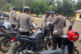 Kapolsek Air Besi Cek Kendaraan Dinas Anggotanya