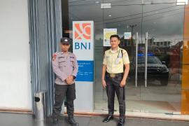 Unit Pam Obvit Satuan Sabhara Polsek Ketahun Melaksanakan Pengamanan di Bank BNI KCP Ketahun