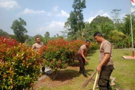 Jaga Rasa Kepedulian dan Kebersihan Tempat Kerja, Personel Polsek Muara Sahung pLaksankan Kebersihan Mako