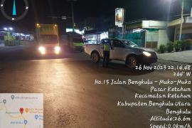 Pemantauan Secara Intens Arus Lalu Lintas Malam Hari Oleh Anggota Lantas Polsek Ketahun