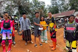 Peduli Korban Kebakaran, Polsek Ketahun Beri Bantuan Sosial