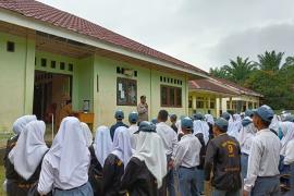 Bhabinkamtibmas Polsek Padang Guci Hulu Sambangi SMAN 09 Kaur, Sosialisasikan Kenakalan Remaja 