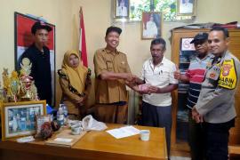Bhabinkamtibmas Polsek Padang Jaya Monitoring Kegiatan Penyaluran BLT DD 