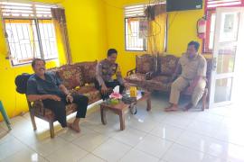 Melalui Cooling System, Bhabinkamtibmas Polsek Ketahun Sambang Kantor Desa 