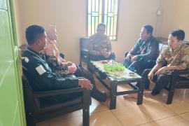 Bhabinkamtibmas Polsek Padang Jaya Sambang dan Berikan Imbauan Kamtibmas Ke Anggota PPS Desa Tanjung Harapan