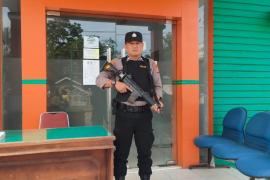 Kanit Samapta Polsek Ketahun Lakukan Pengamanan di Bank BPD 