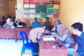 Bhabinkamtibmas Polsek Kaur Selatan Hadiri BLT DD di Desa Tanjung Bunga 