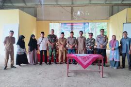 Bhabinkamtibmas Polsek Padang Jaya Menghadiri Giat Musrenbang Desa Tanjung Harapan Pembahasan Rancangan RKPDESA Tahun 2025