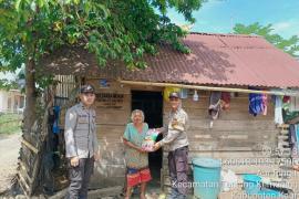 Seorang Lansi Desa Aur Ringit Terima Bantuan Beras dari Polsek Tanjung Kemuning